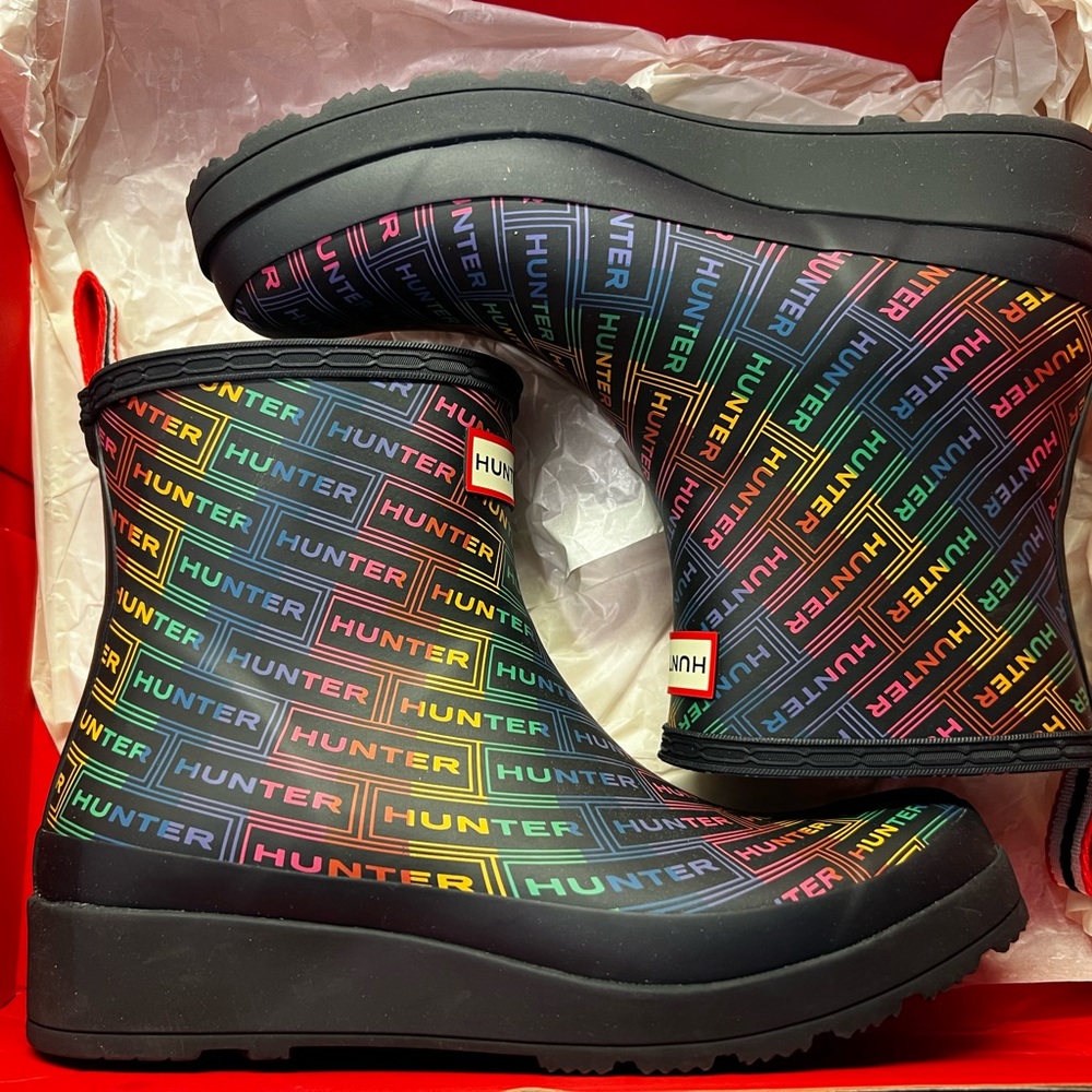 Hunter NIB Play Short Rainbow Logo Print Rain Boot Women's Sz 8